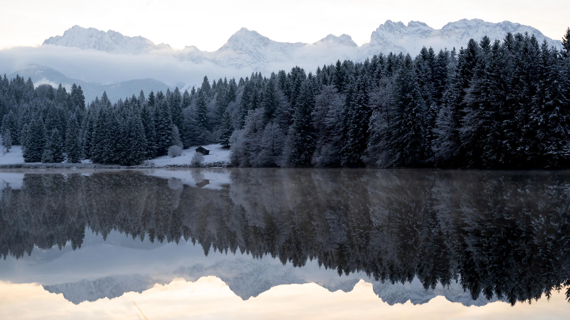 Das Karwendelgebirge spiegelt sich im Geroldsee.