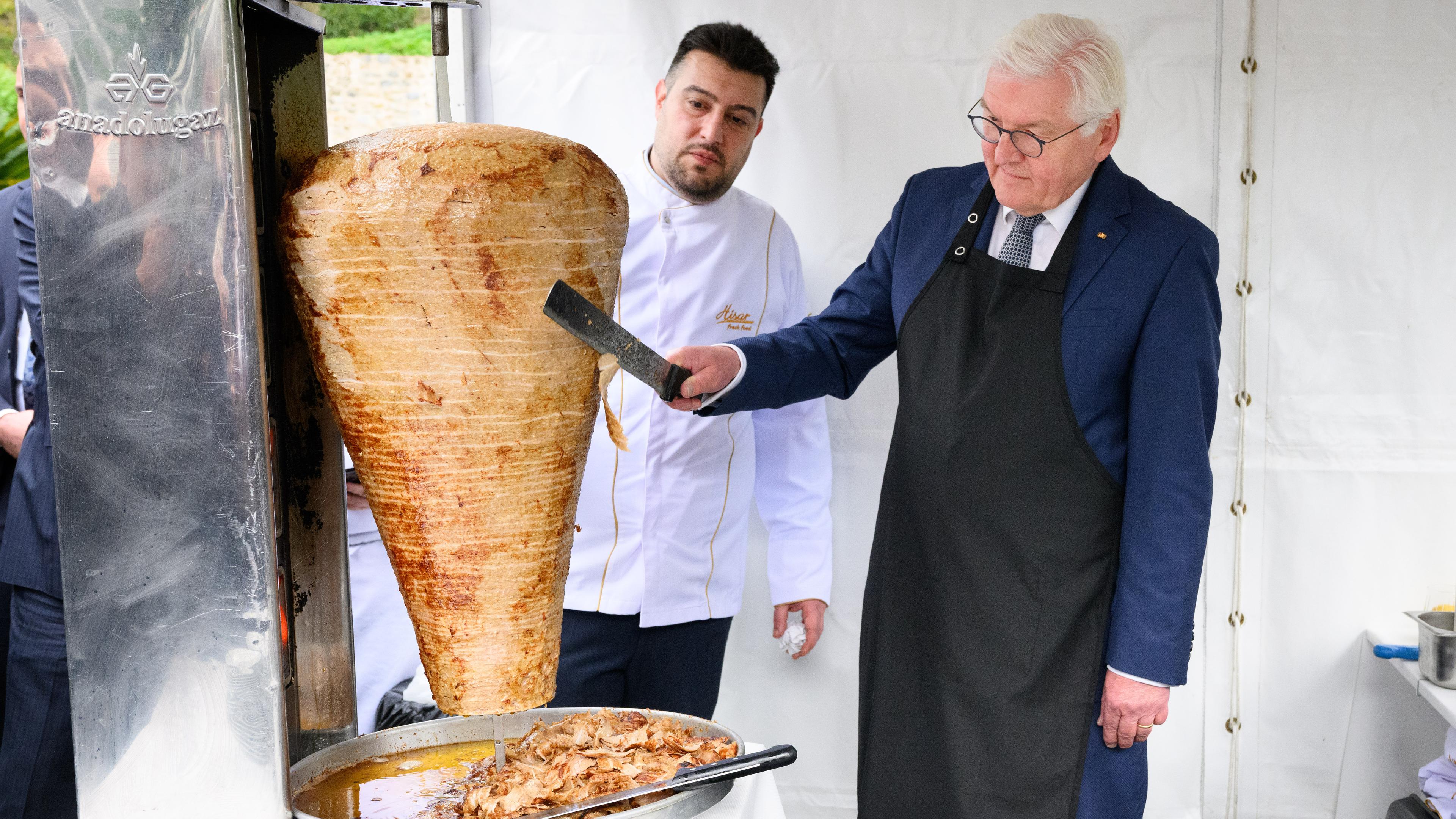Bundespräsident Steinmeier und Dönerladen-Besitzer Keles neben einem Dönerspieß