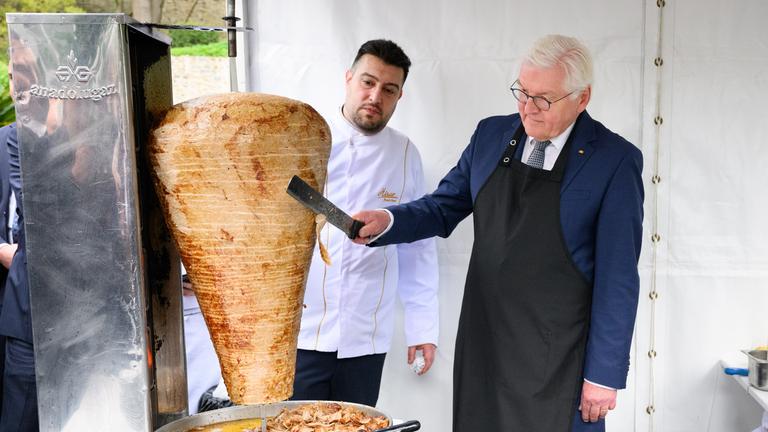 Bundespräsident Steinmeier und Dönerladen-Besitzer Keles neben einem Dönerspieß