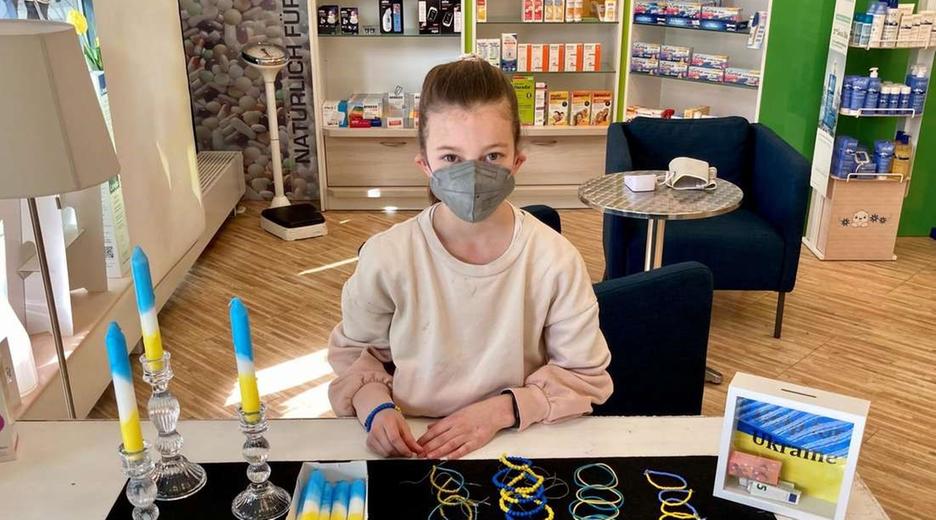 Matthea bastelt Kerzen und Armbänder für die Ukraine