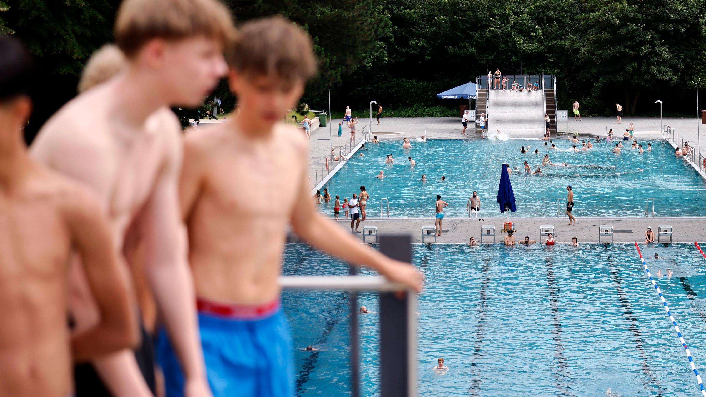 Im Kölner Stadionbad genießen Badegäste bei sommerlichen Temperaturen die Freibad-Saison.