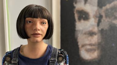 Archiv: Ai-Da-Roboter vor seinem von einer KI geschaffenen Kunstwerk „A.I. God. Portrait of Alan Turing“ bei den Vereinten Nationen in Genf, Schweiz