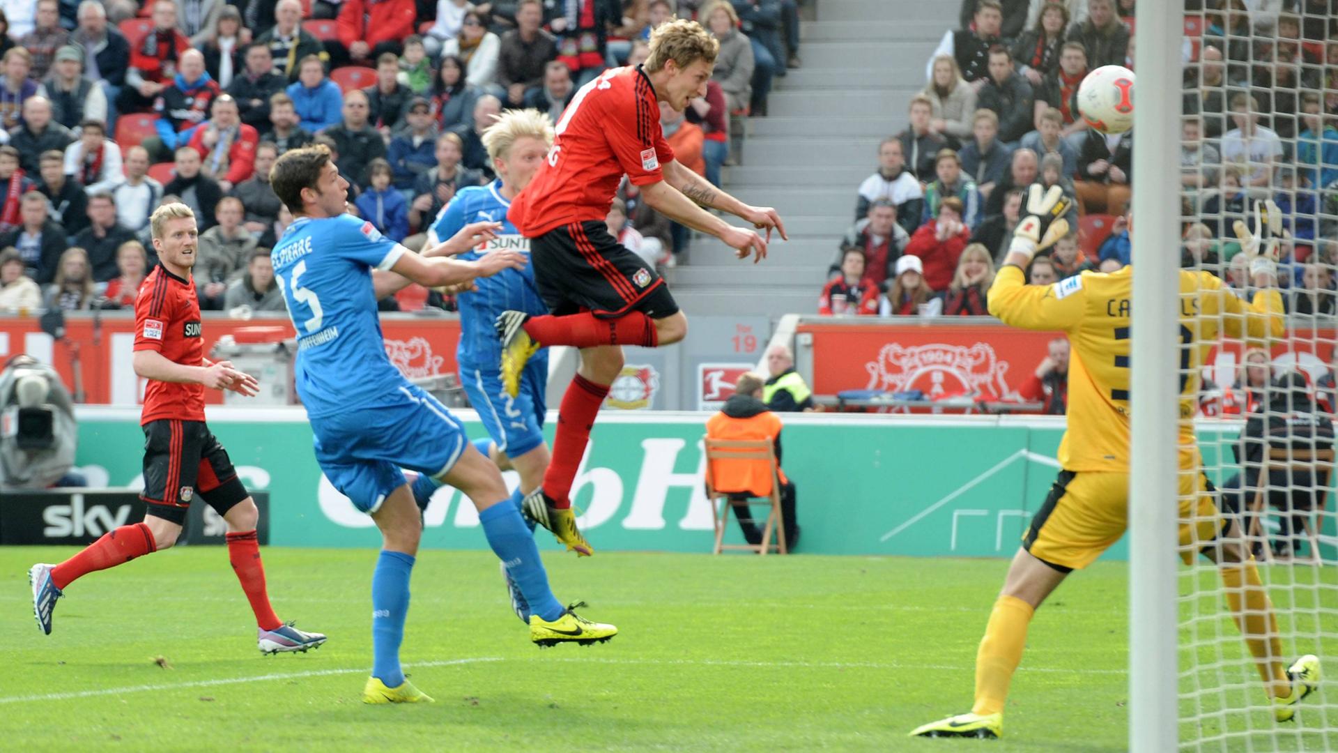 Bundesliga, 30. Spieltag, Bayer 04 Leverkusen - 1899 Hoffenheim 5-0, Stefan Kießling (Bayer 04 Leverkusen), mi., erzielt mit diesem Kopfball das Tor zum 3-0.