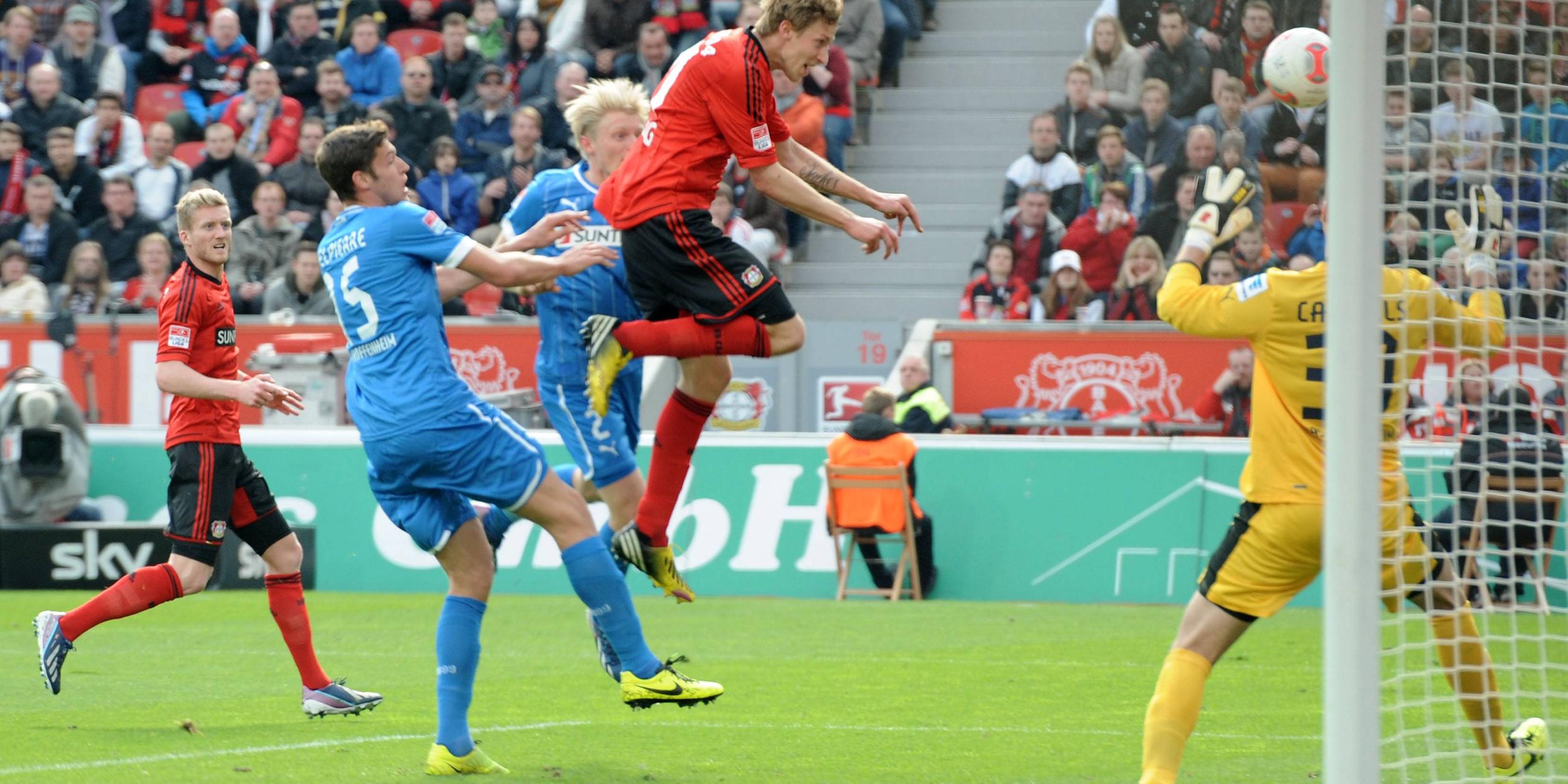 Bundesliga, 30. Spieltag, Bayer 04 Leverkusen - 1899 Hoffenheim 5-0, Stefan Kießling (Bayer 04 Leverkusen), mi., erzielt mit diesem Kopfball das Tor zum 3-0.