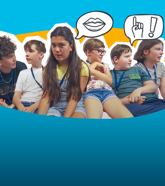 Sechs Kinder sitzen nebeneinander und schauen in unterschiedliche Richtungen. Sie sehen konzentriert und beschäftigt aus. Zwei Sprechblasen schweben über ihnen. In der einen ist ein gezeichneter Mund, in der anderen, ein gezeichneter erhobener Zeigefinter und ein Ausrufezeichen. 