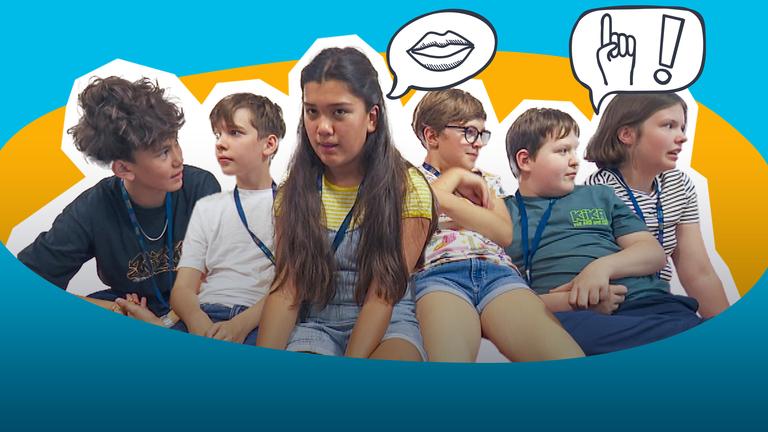 Sechs Kinder sitzen nebeneinander und schauen in unterschiedliche Richtungen. Sie sehen konzentriert und beschäftigt aus. Zwei Sprechblasen schweben über ihnen. In der einen ist ein gezeichneter Mund, in der anderen, ein gezeichneter erhobener Zeigefinter und ein Ausrufezeichen. 