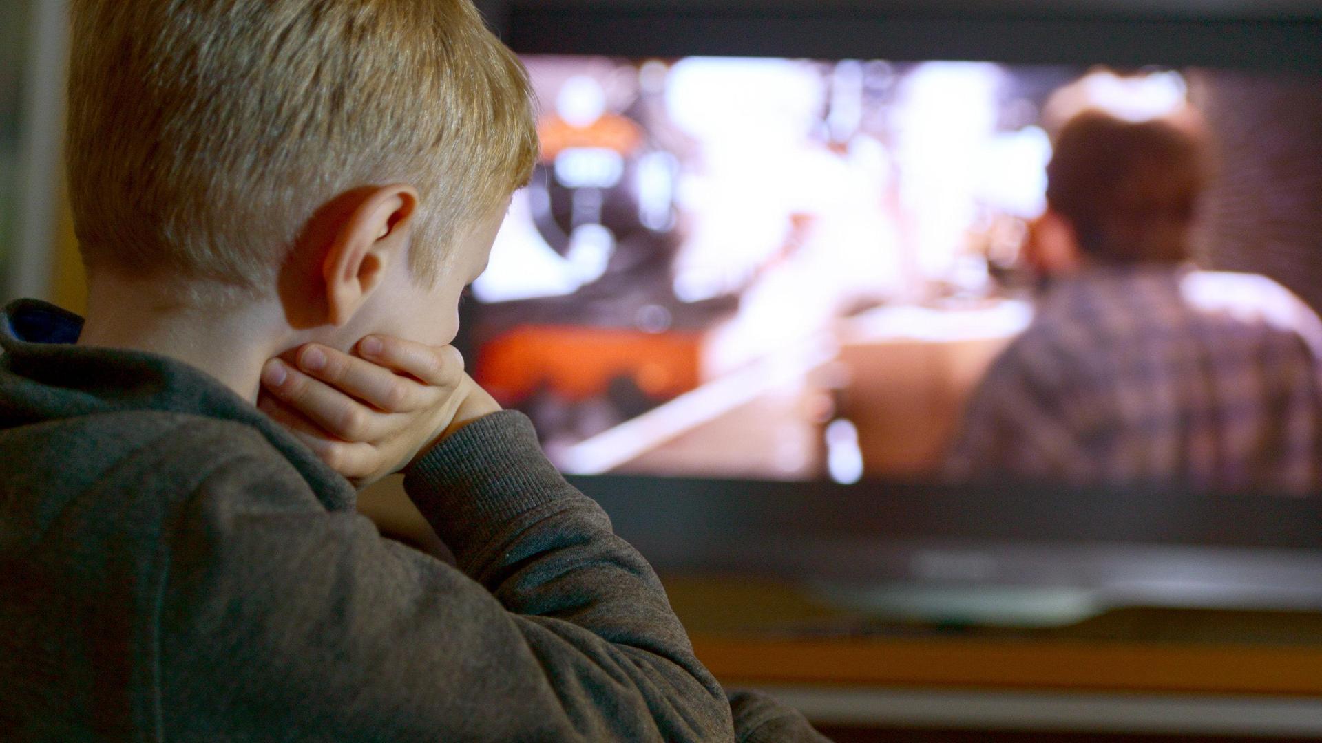 Ein Kind beim Fersehschauen