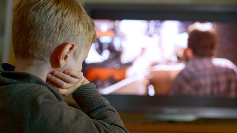 Ein Kind beim Fersehschauen