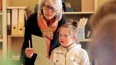 Ein Mädchen mit Down-Syndrom im Unterricht