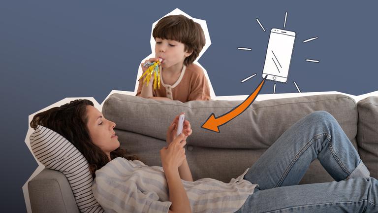 Mutter am Handy, Junge schaut zu