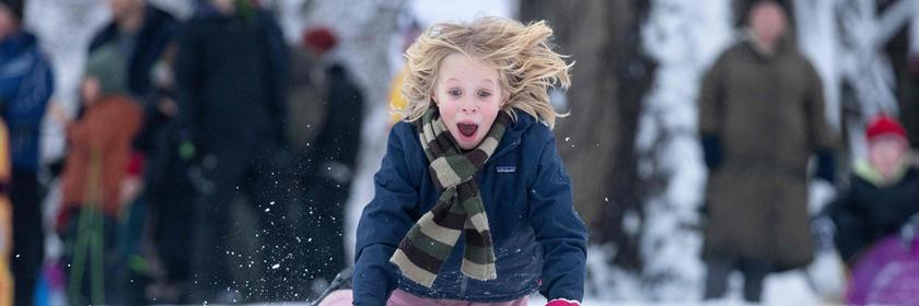 Ein Kind rodelt einen Hügel runter in New York City