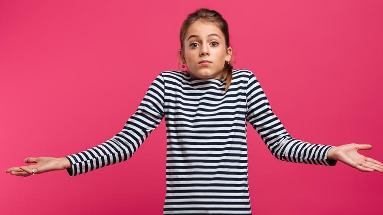 Mädchen schaut verständnislos