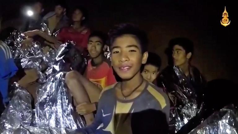 Kinder in thailändischer Höhle