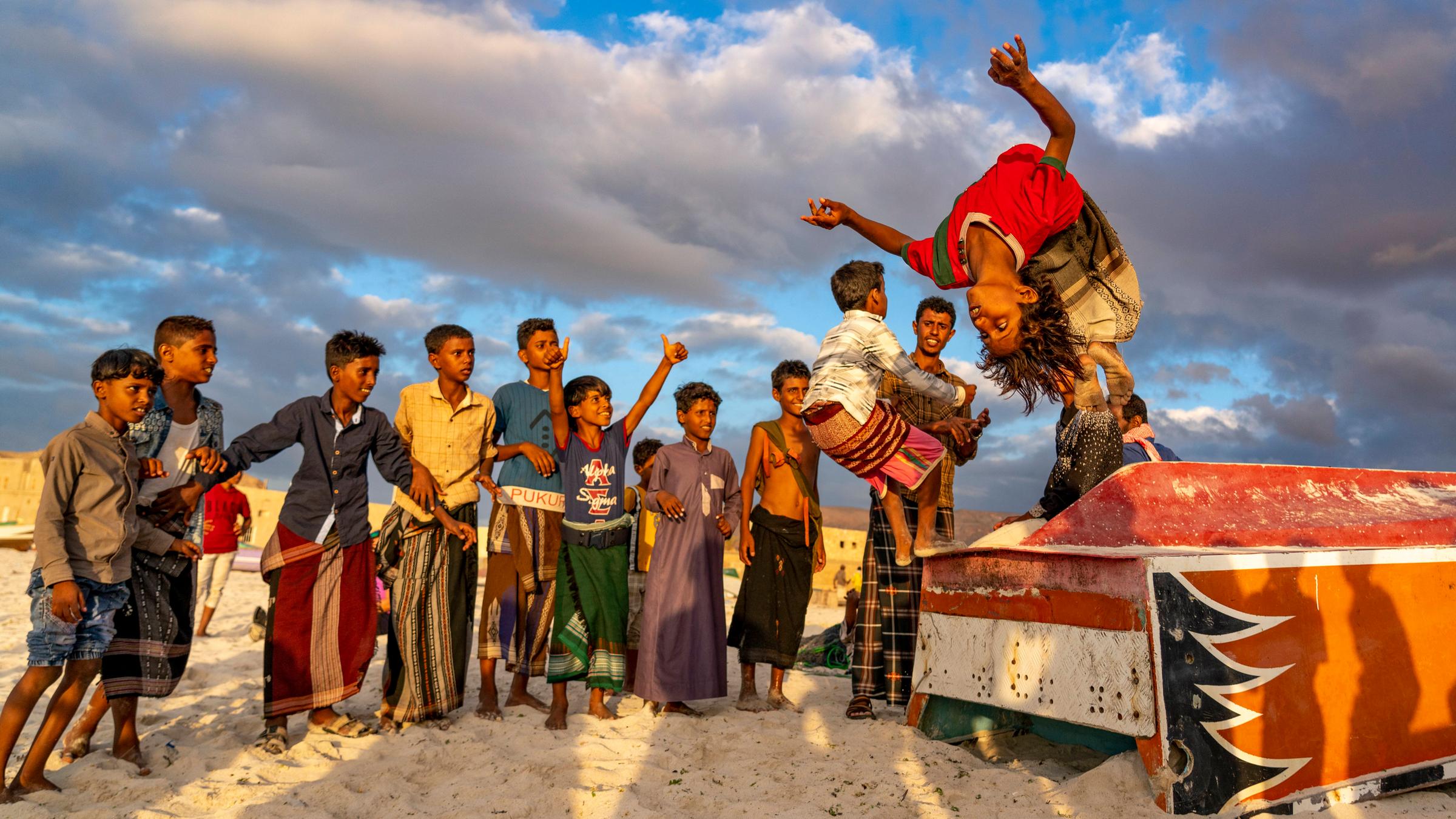 Kinder spielen am Strand