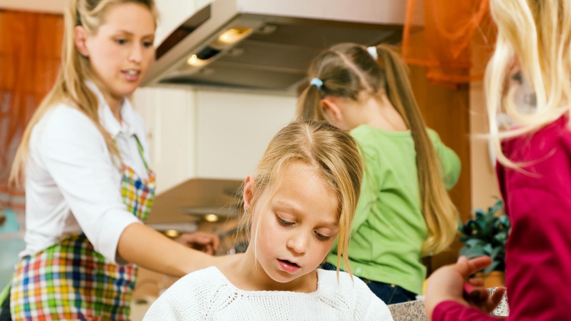 kinder-mit-eltern-in-der-kueche