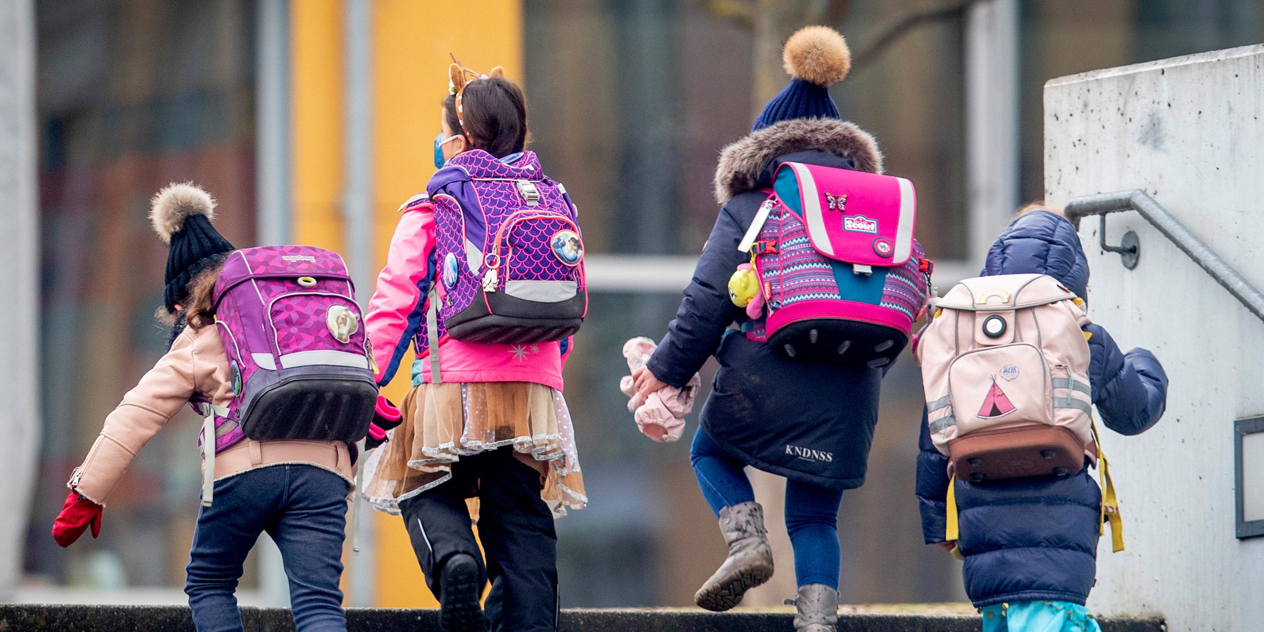 Kinder einer Grundschule auf dem Schulweg