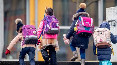 Kinder einer Grundschule auf dem Schulweg