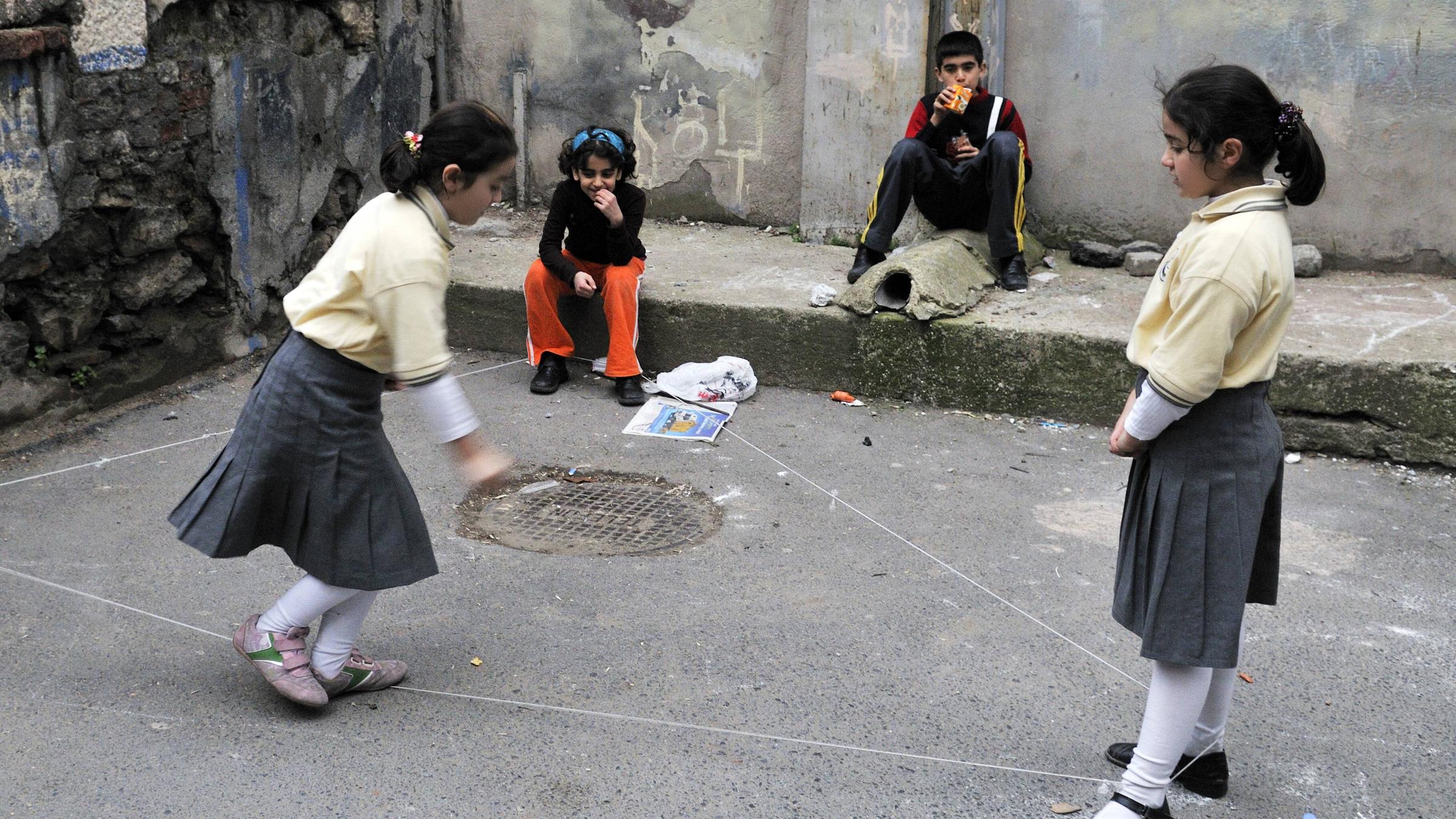 Zwei Mädchen in Istanbul spielen Gummitwist