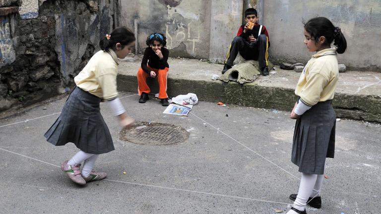 Zwei Mädchen in Istanbul spielen Gummitwist