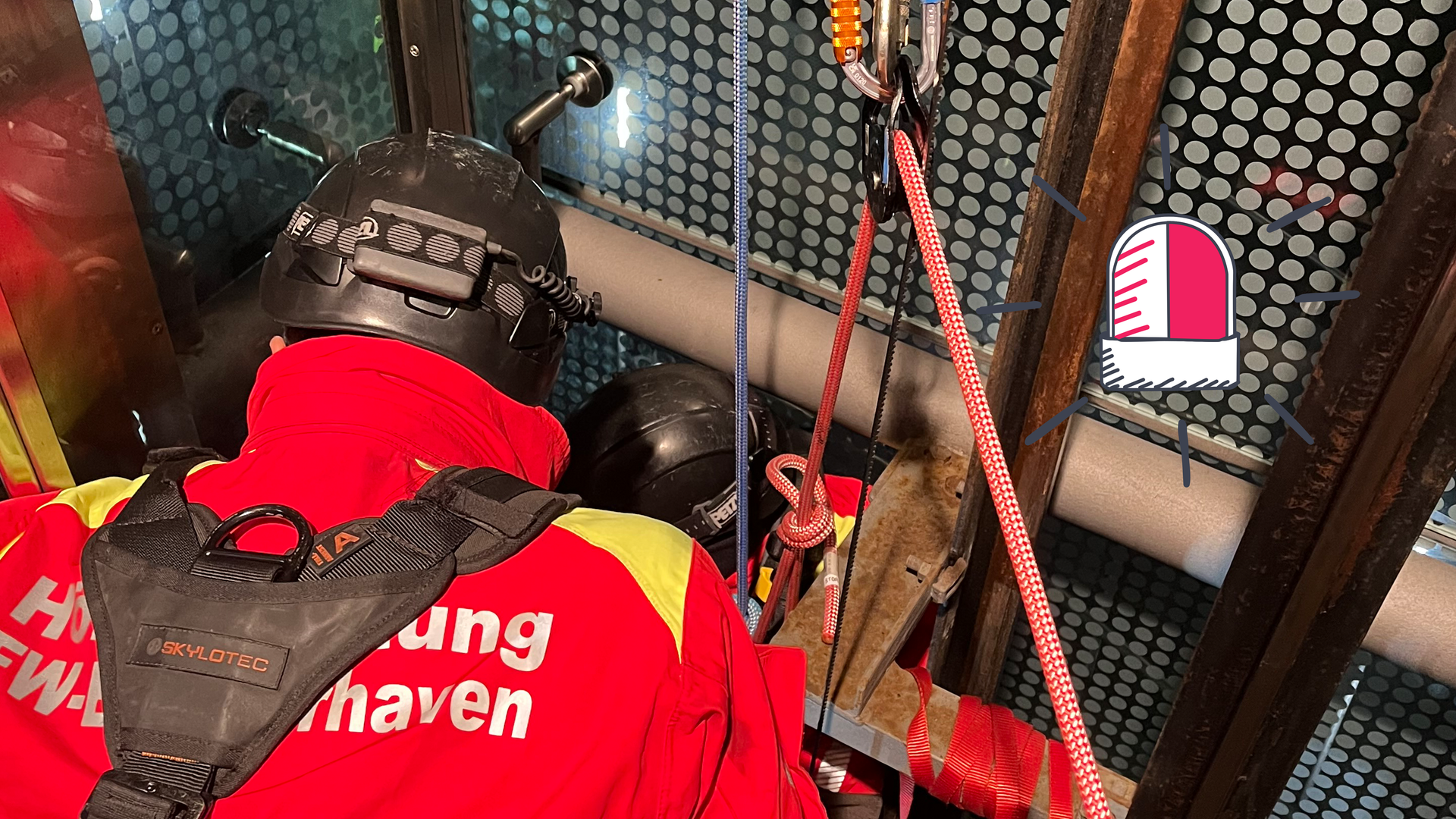 Höhenretter rettet Kind im Fahrstuhl