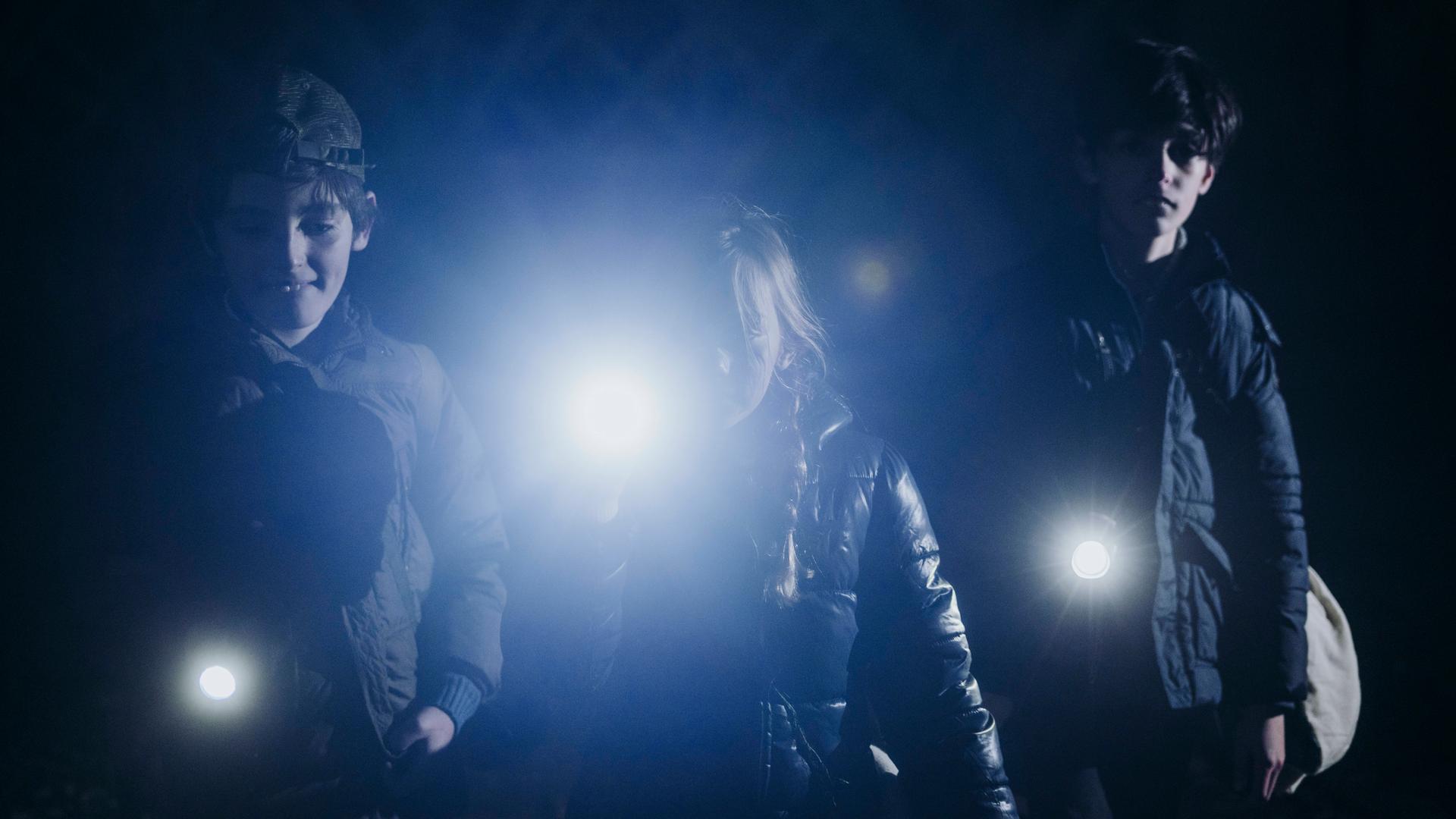 Kinder mit Taschenlampen