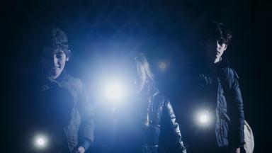 Kinder mit Taschenlampen