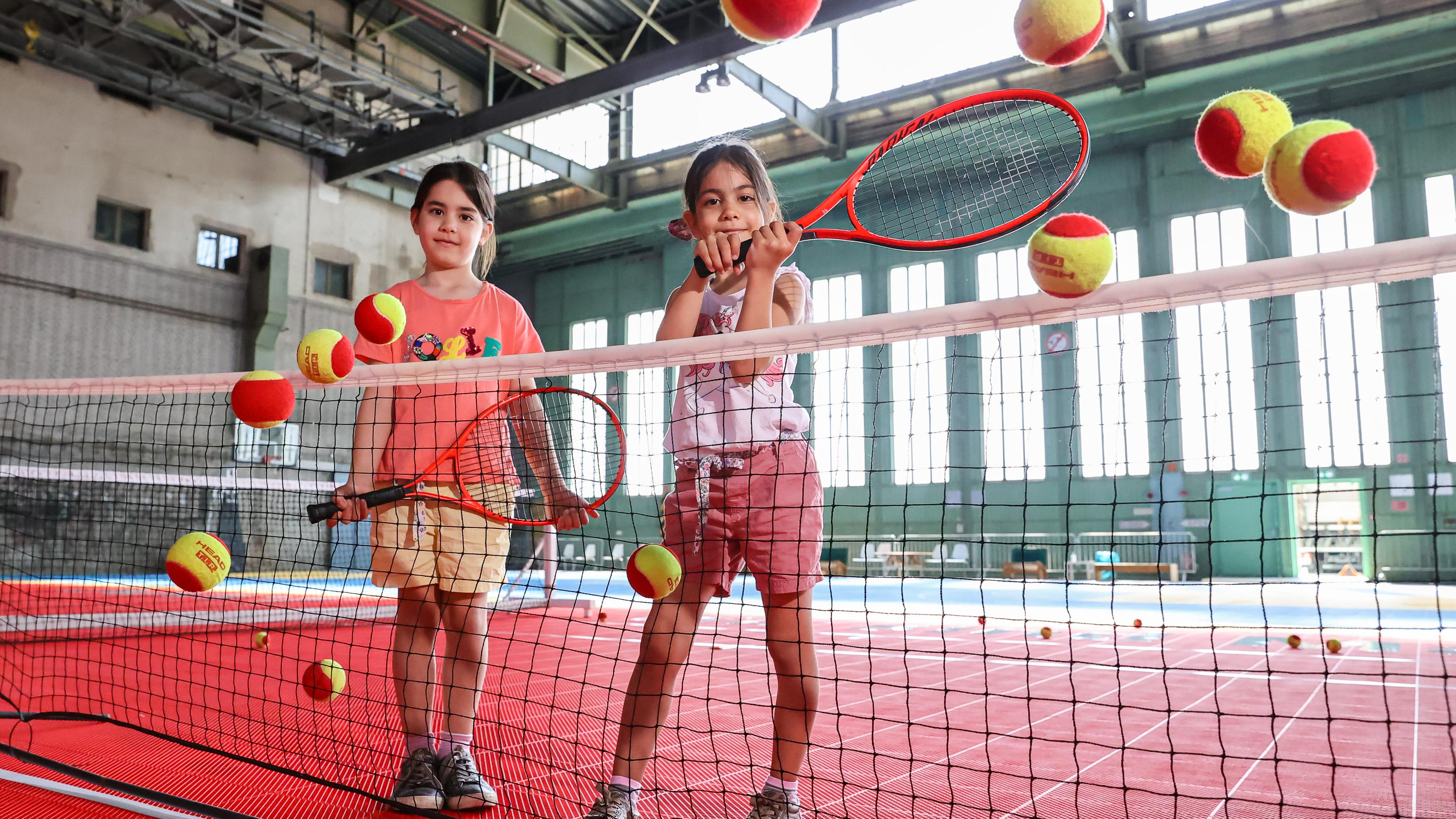 Zwei Kinder beim Tennisunterricht 
