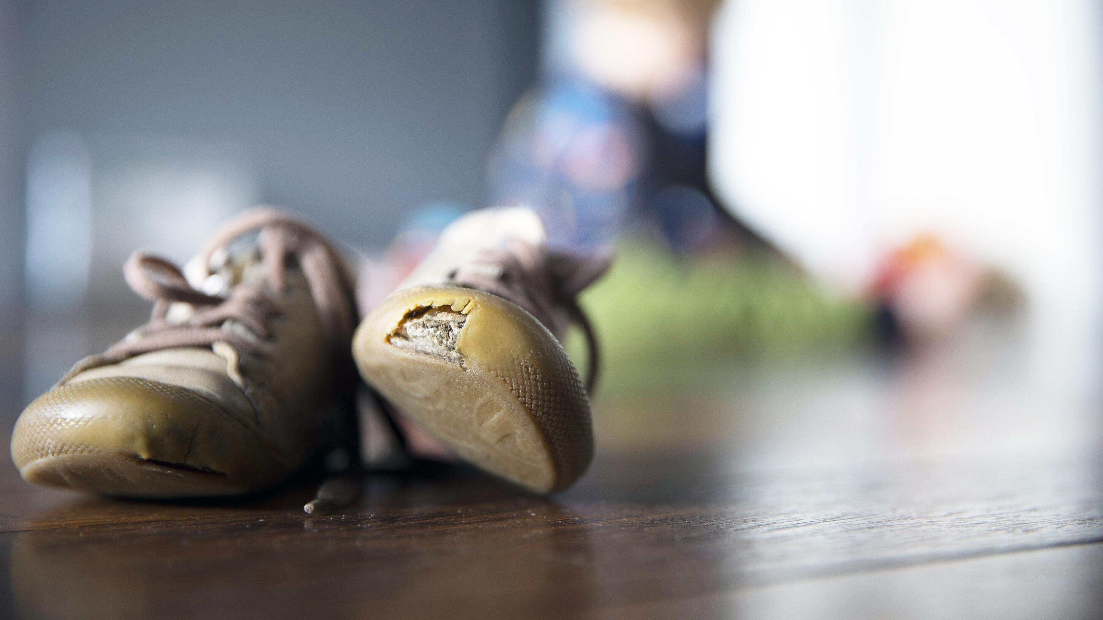Kinderarmut - Kinderschuhe mit Loch