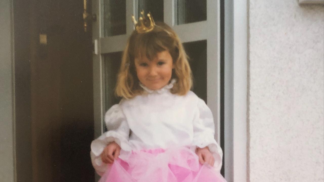 Das Foto zeigt logo-Reporterin Lotte als Kind in einem Prinzessinnen-Kostüm.