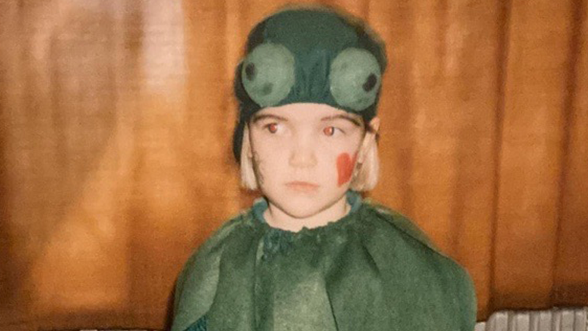 Das Foto zeigt logo-Reporterin Simone als Kind in einem Kostüm. 