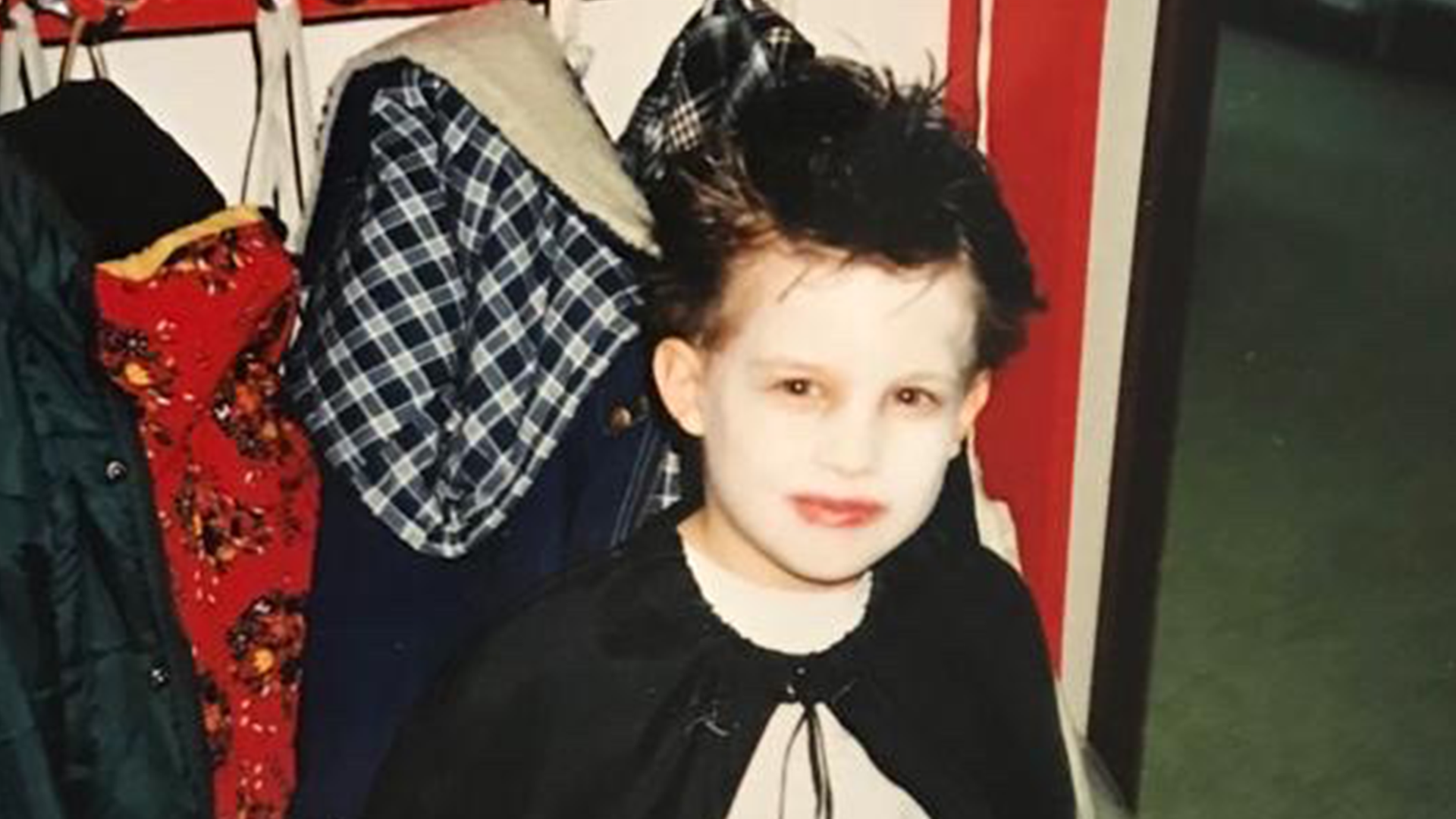 Ein Kinderfoto zeigt logo-Moderator Tim Schreder verkleidet als Vampir.