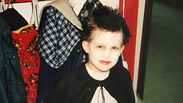 Ein Kinderfoto zeigt logo-Moderator Tim Schreder verkleidet als Vampir.