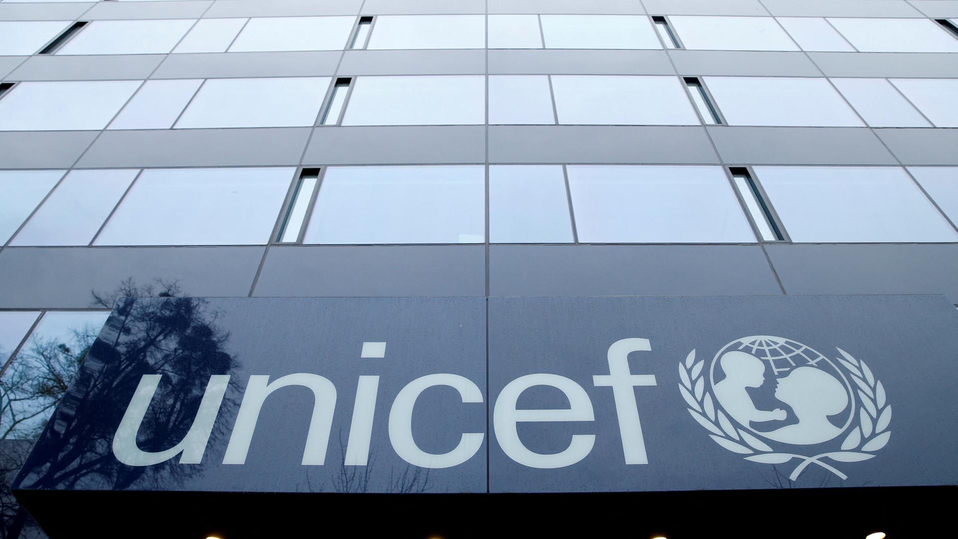 Zu sehen ist das UNICEF-Logo auf deren Gebäude in Genf (Schweiz). 