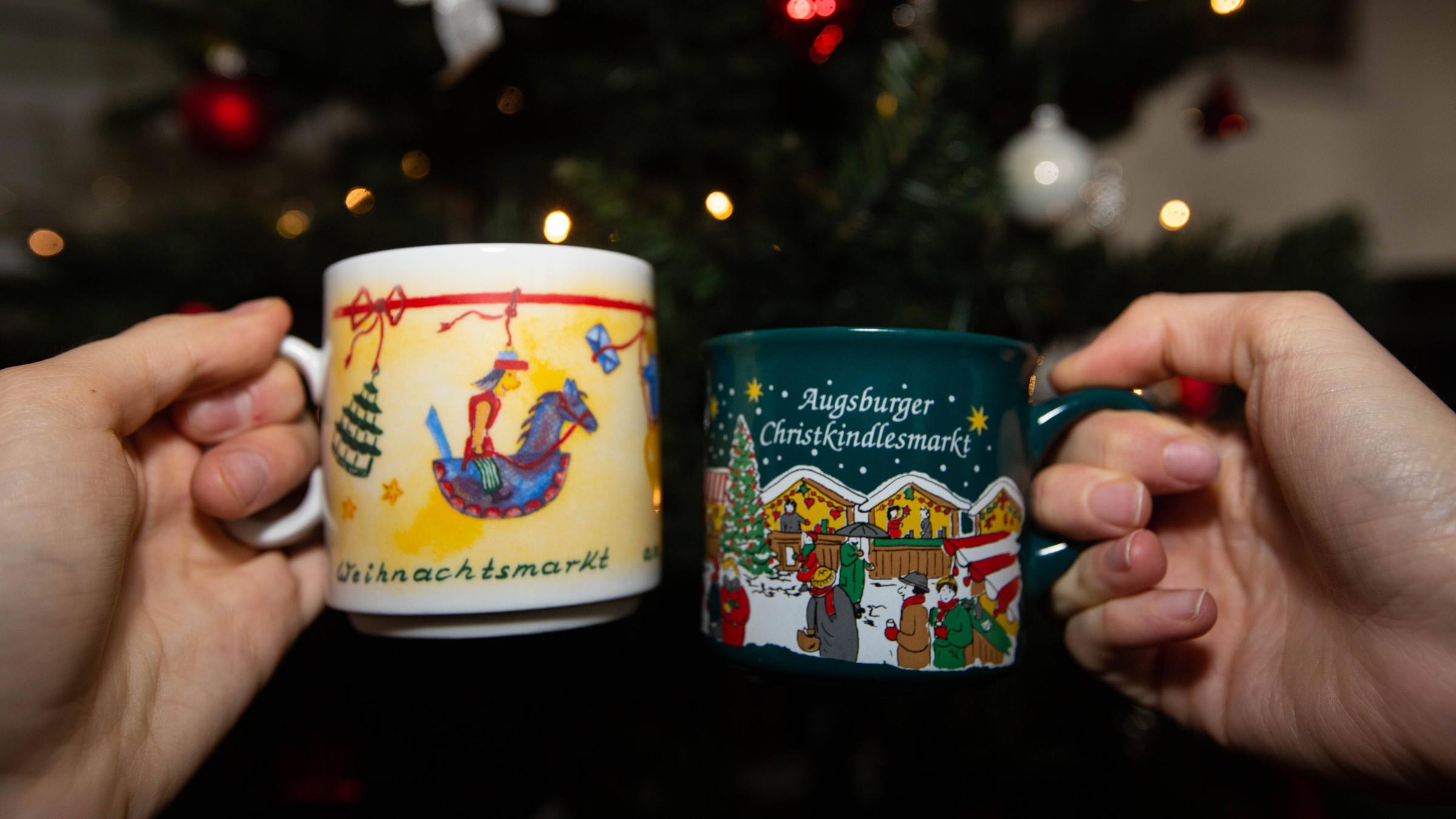 Zwei Weihnachtsmarkttassen 