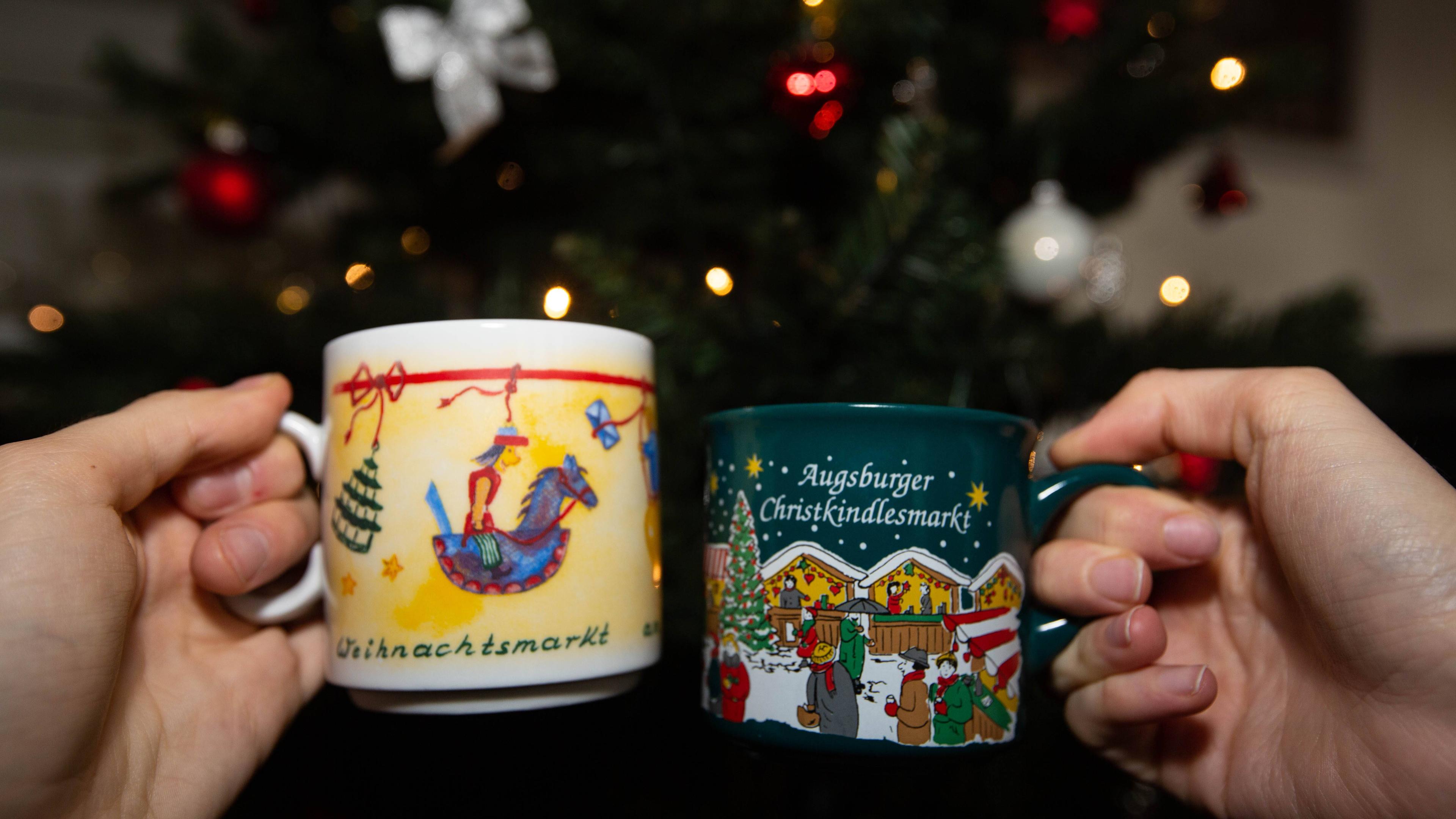Zwei Weihnachtsmarkttassen 