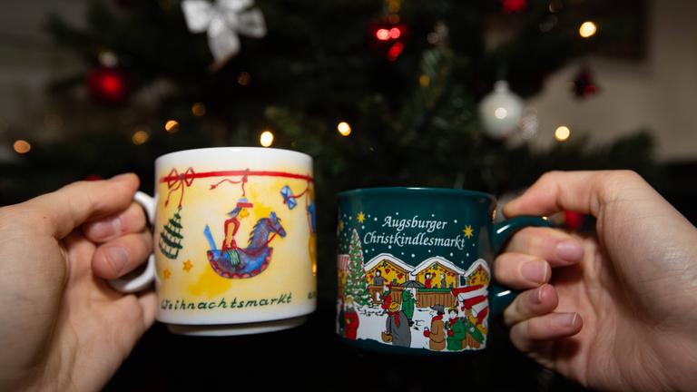 Zwei Weihnachtsmarkttassen 