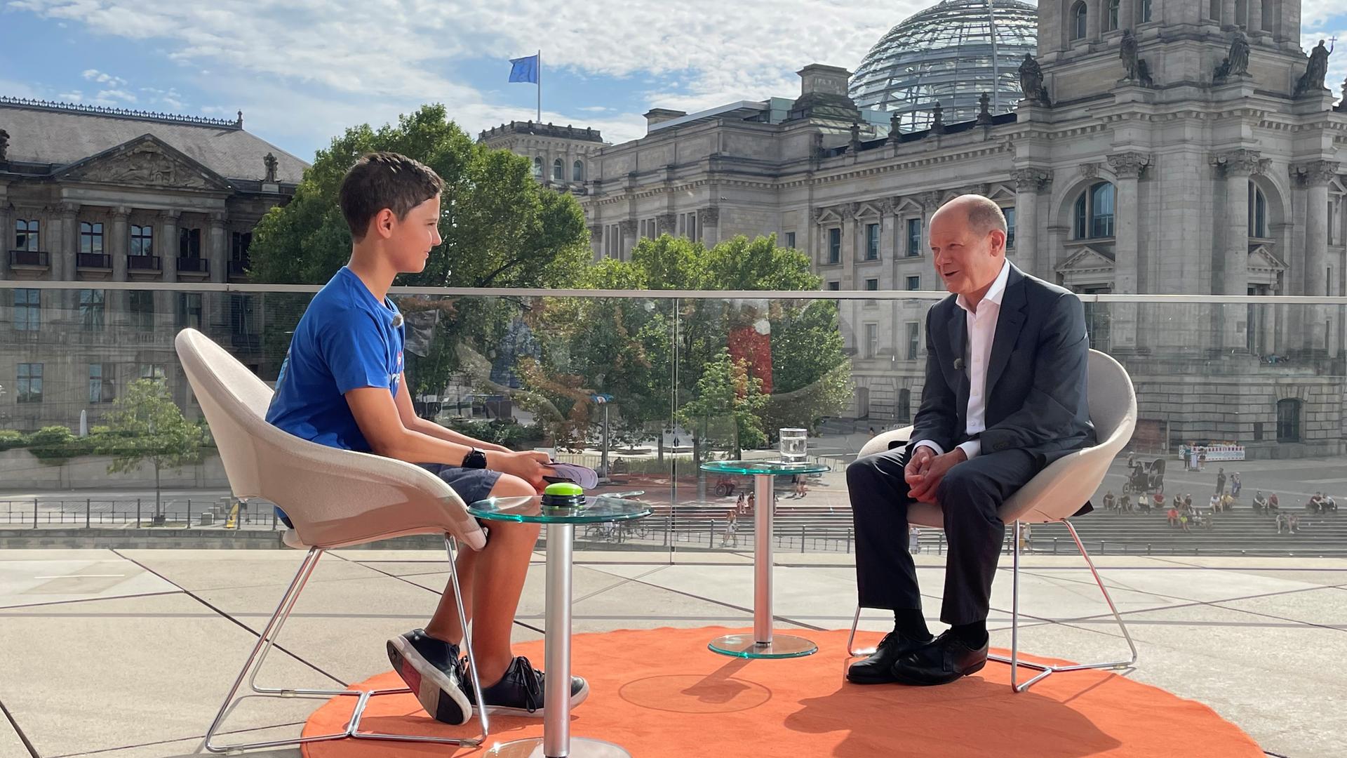 Kinderreporter trifft Olaf Scholz zum Interview.