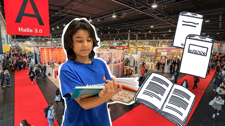 Kinderreporter Vivaan liest ein Buch, im Hintergrund ist die Buchmesse