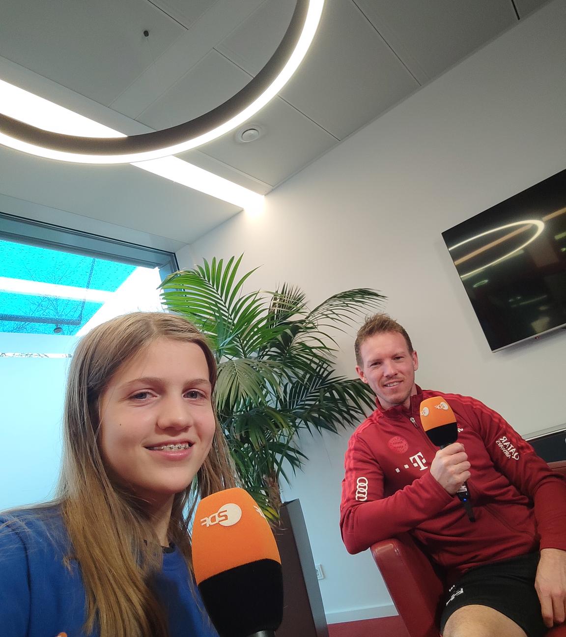 logo!-Kinderreporterin Antonia und Julian Nagelsmann lächeln in die Kamera 