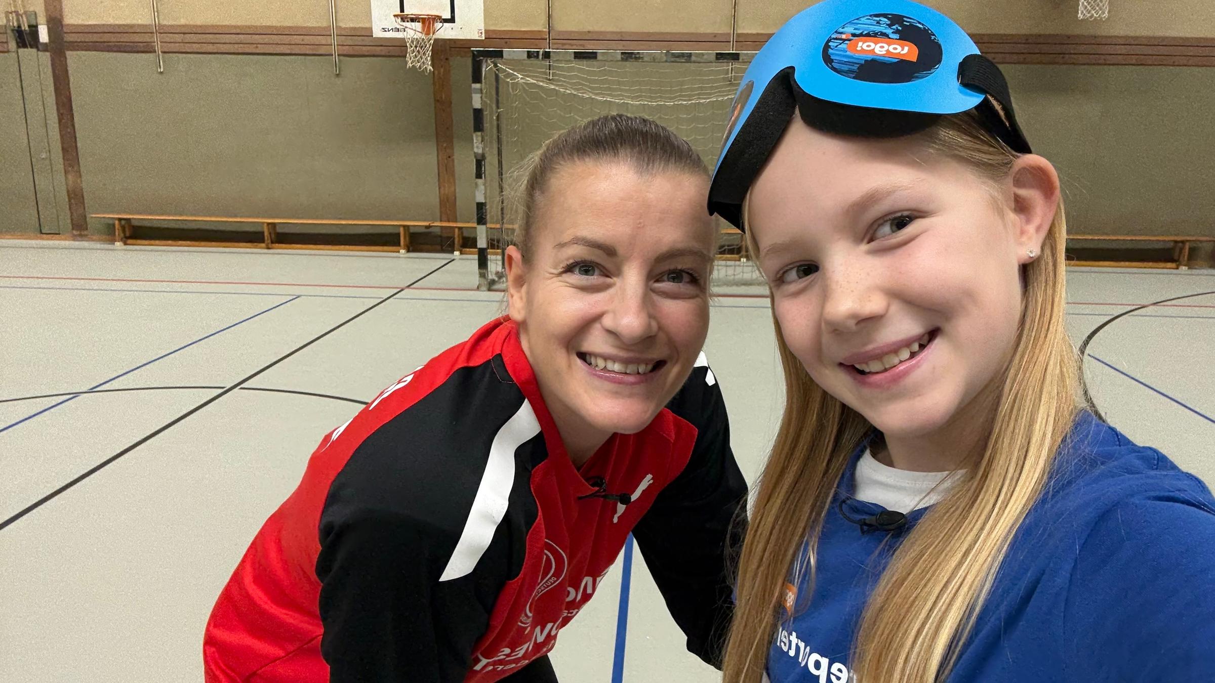 Selfie logo! Kinderreporterin Thea und Hanballerin Antje Döll in Handballhalle