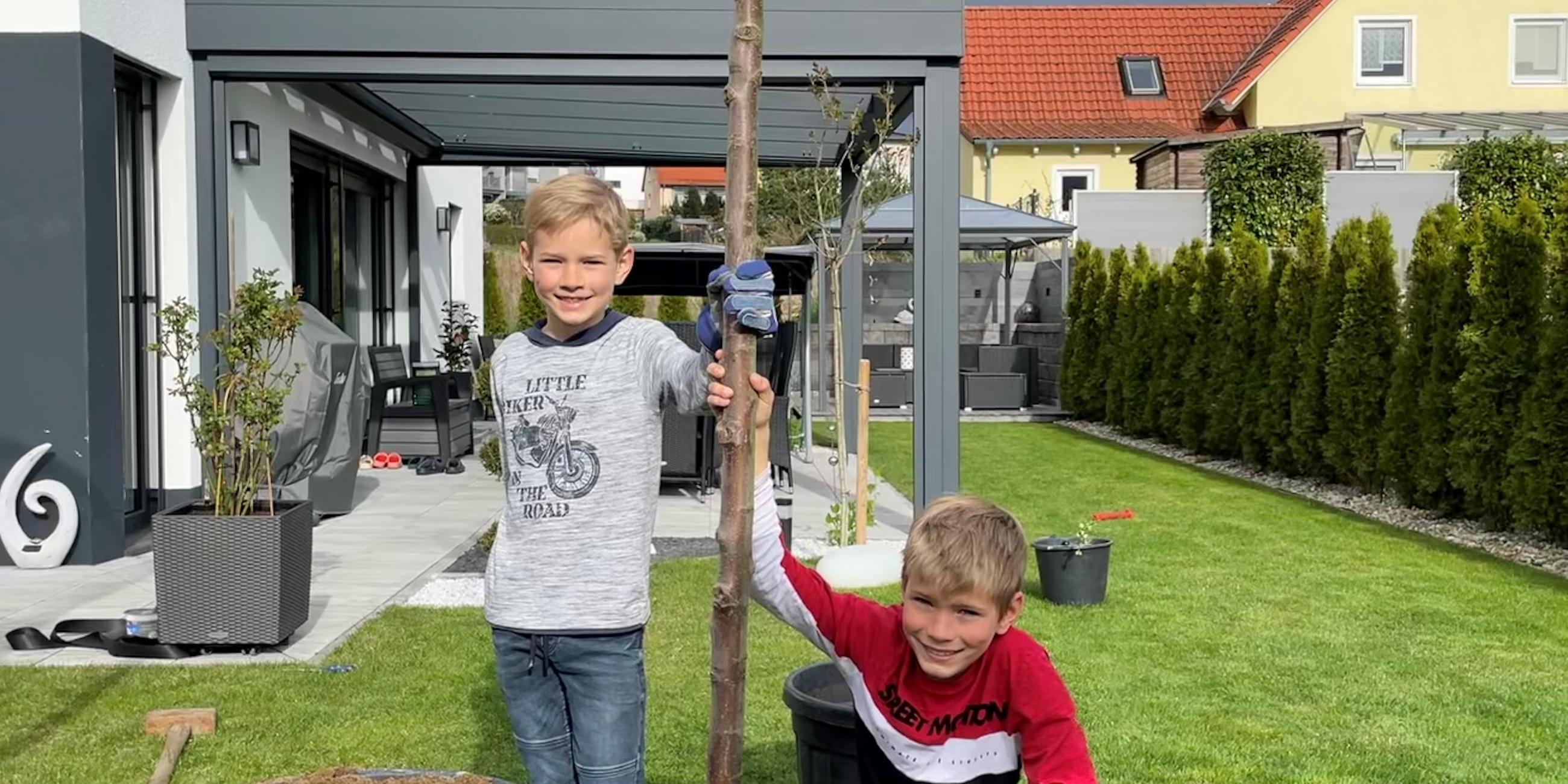 Jan und Dominik pflanzen einen Kirschbaum