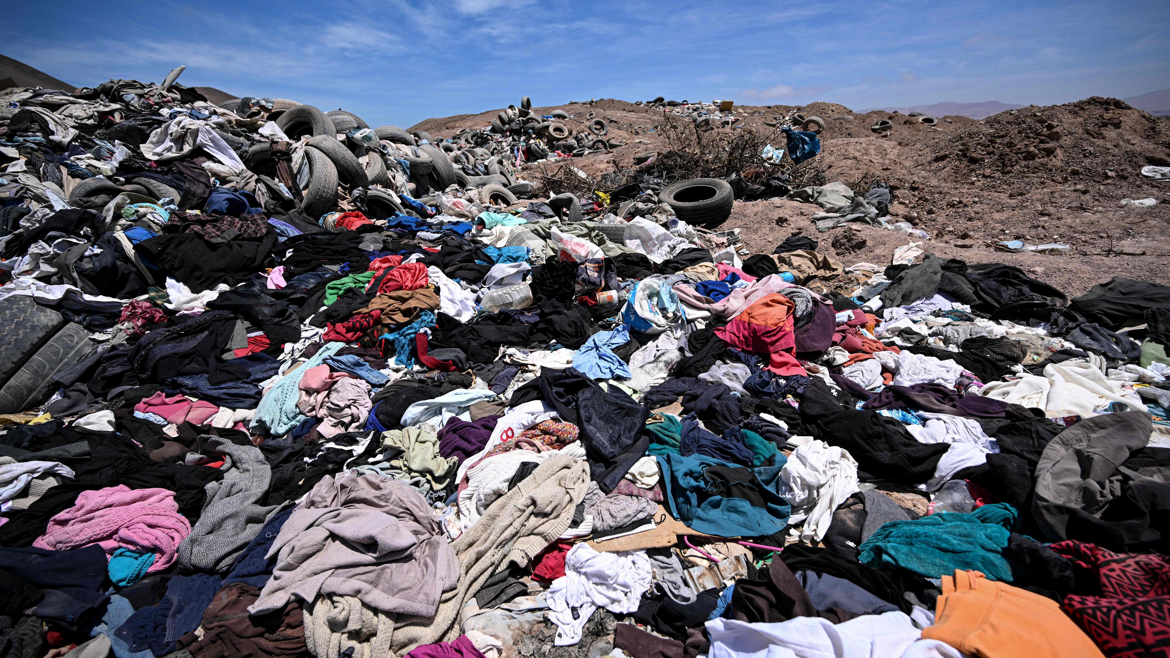 Gebrauchte Kleider liegen bergeweise in der chilenischen Atacama-Wüste.