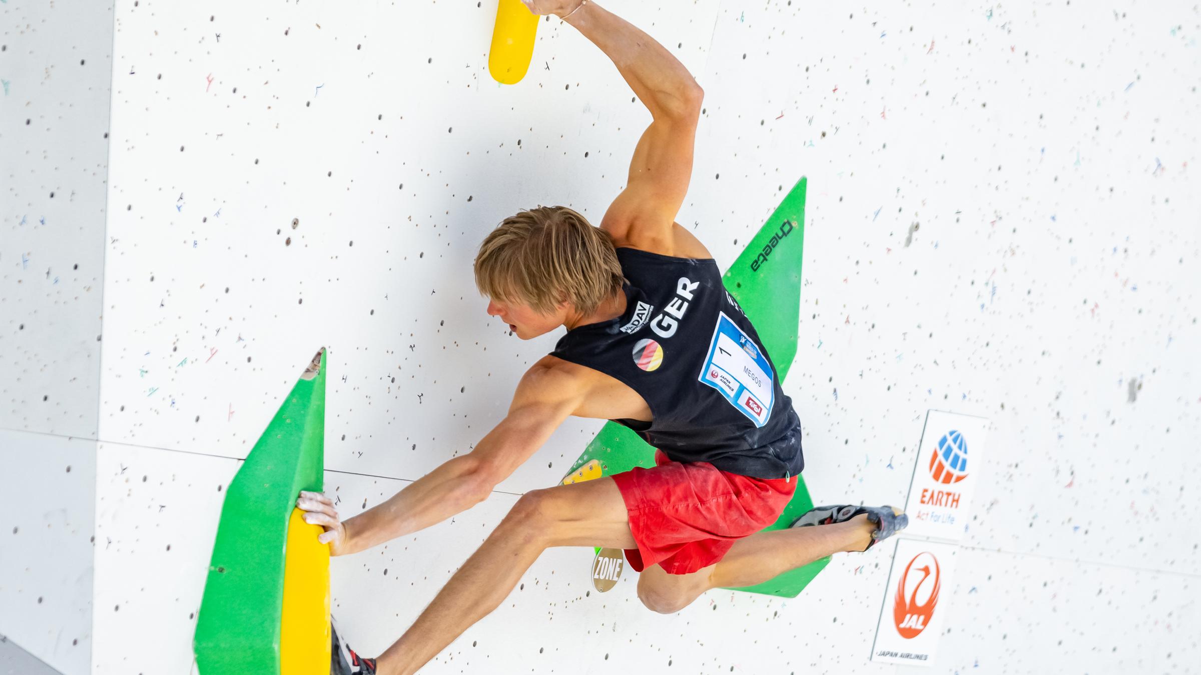 Ein Mann klettert an einer Wand.