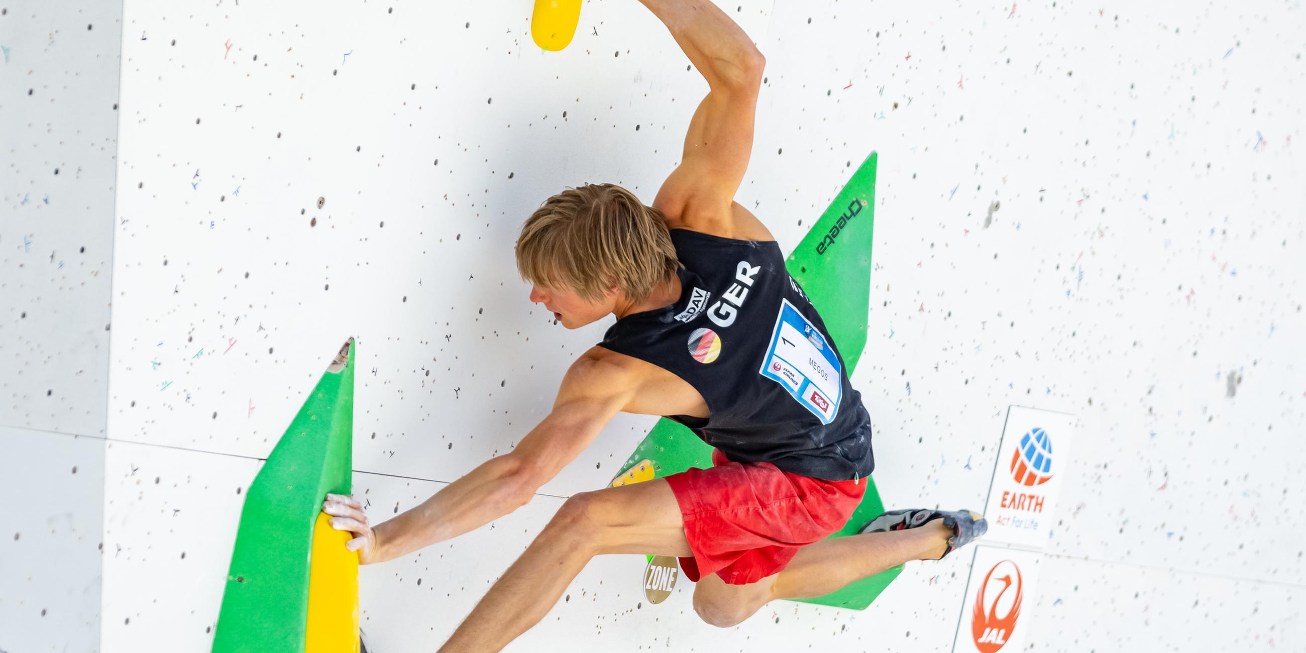 Ein Mann klettert an einer Wand.