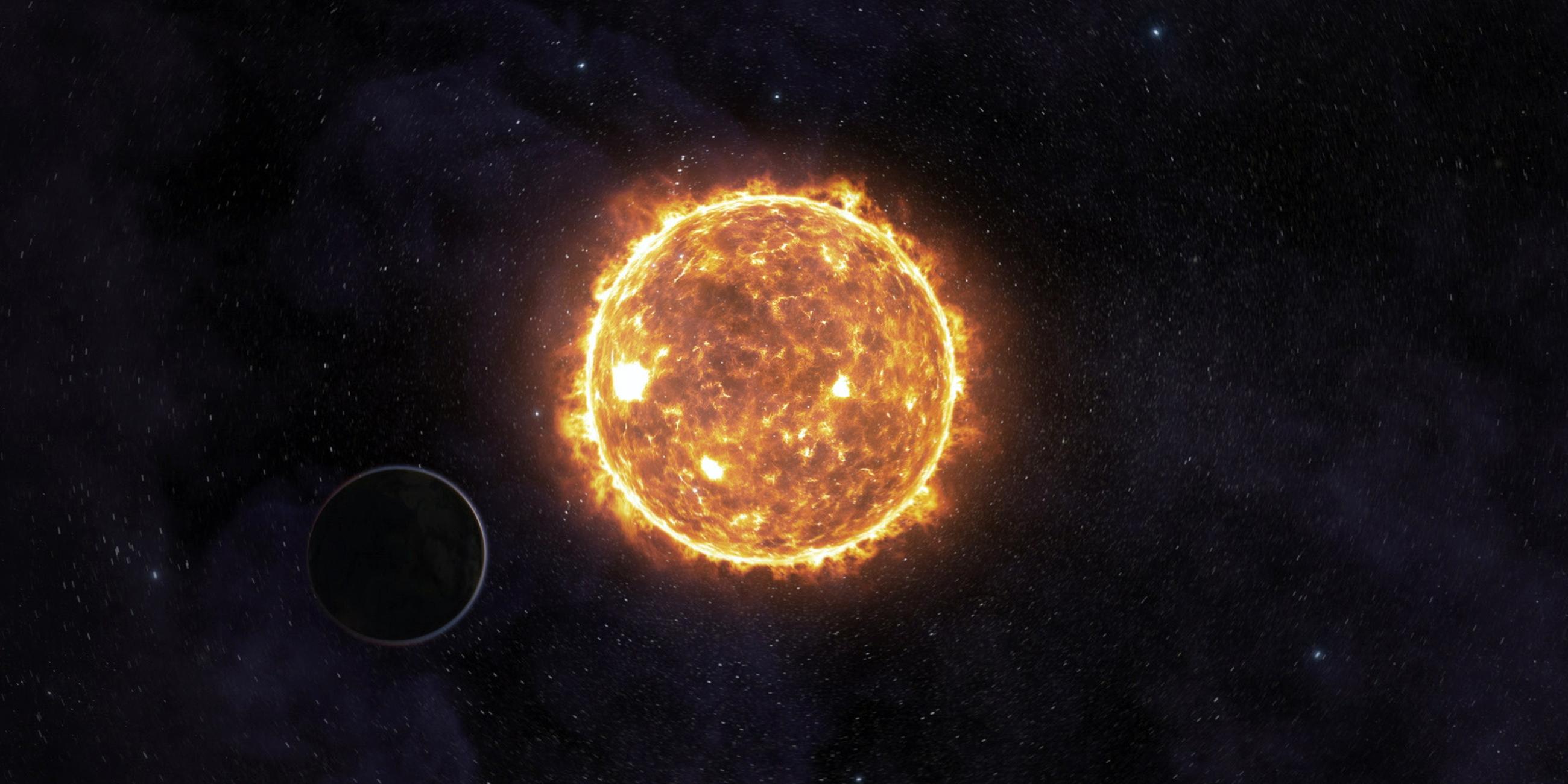 Die Sonne schwebt als Feuerball im dunklen All.