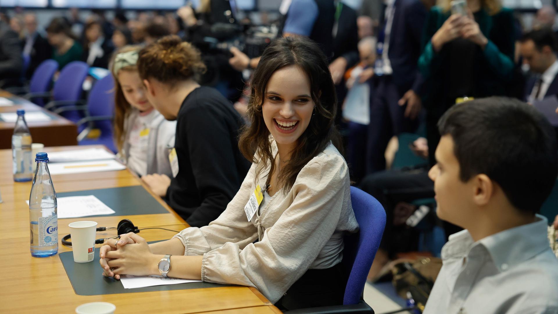Die klagenden Jugendlichen sitzen im Gerichtssaal