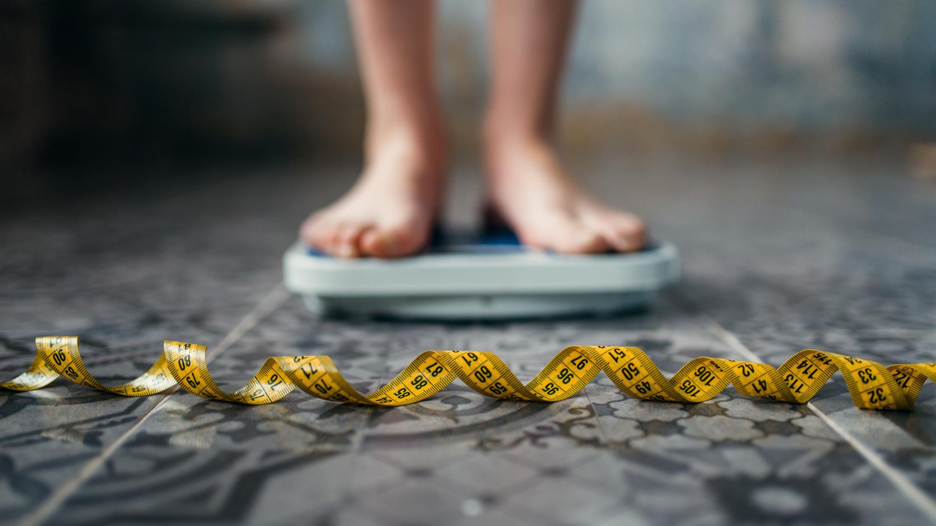 Kind steht auf Waage 