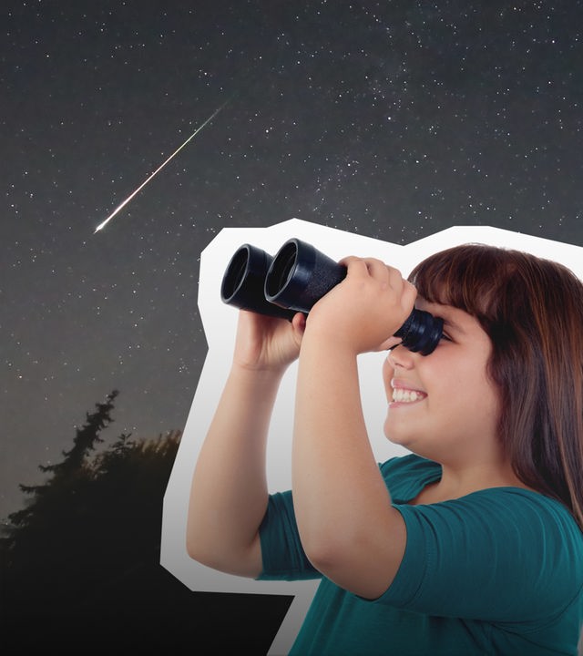 Montage: Mädchen beobachtet mit einem Fernglas eine Sternschnuppe am Nachthimmel