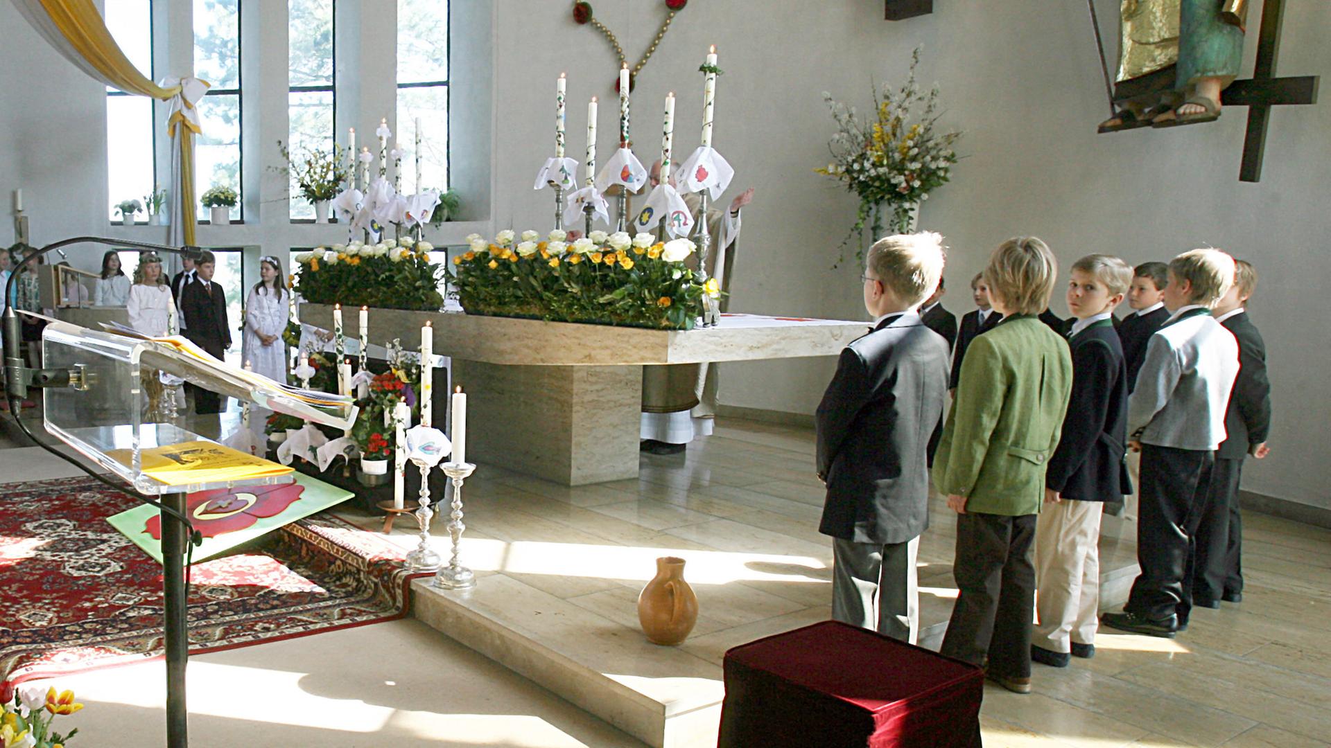Katholische Kinder bei ihrer Kommunion