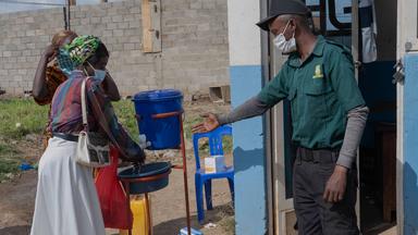 Demokratische Republik Kongo, Bunia: Menschen waschen sich am Eingang eines Krankenhauses in Bunia, Kongo, die Hände